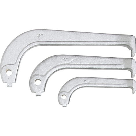 Drei unterschiedlich große, silberfarbene Hakenschlüssel, die leicht gebogen sind. Auf einem Schlüssel steht die Zahl 8".